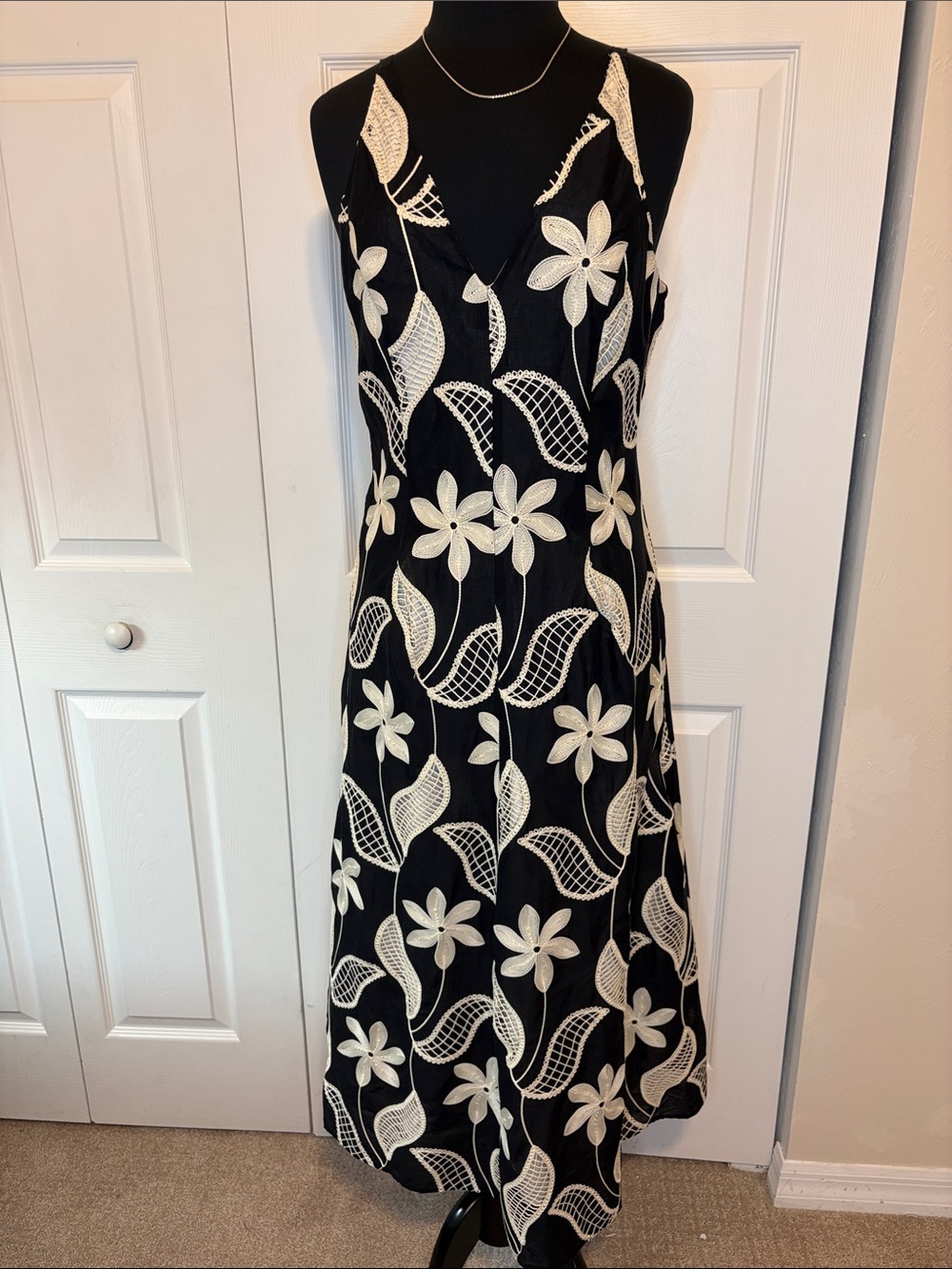 NWT Maggy London Black & Cream Embroidered Floral Midi Dress - Size 10.